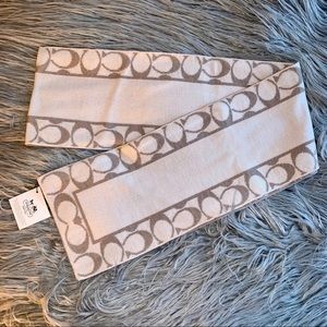 COACH: 100% Merino Wool Scarf